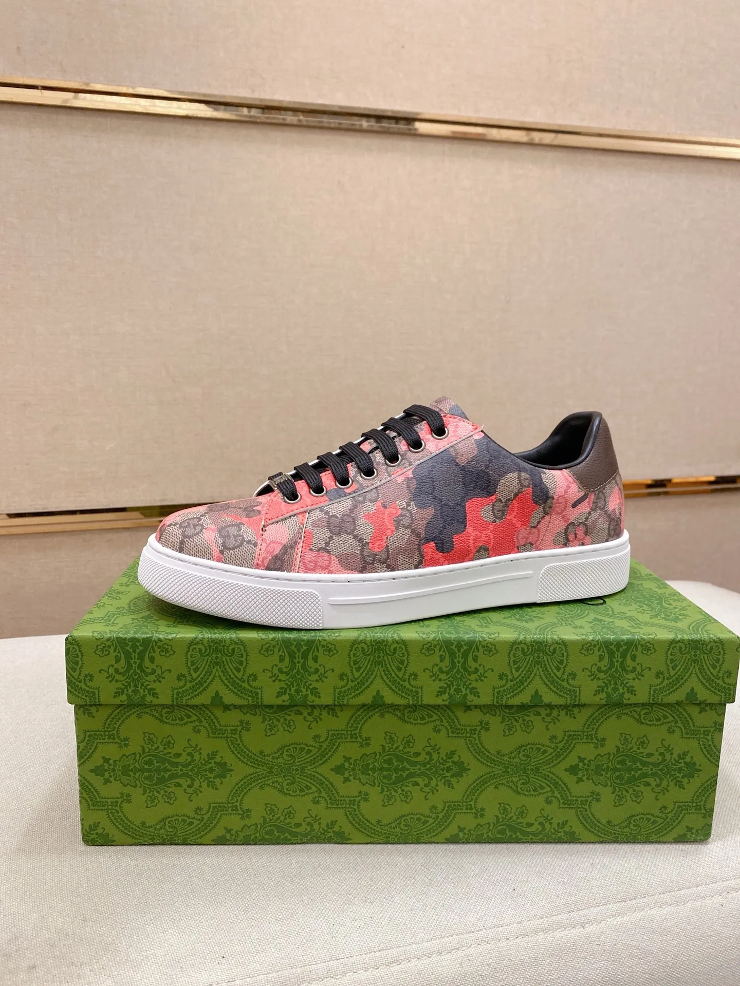Ex-factory price 380💰【Gucci】Gucci men’s latest series of casual shoes! The official website is built 1:1. The upper is made of imported high-quality cowhide, and the lining is made of high-quality sheepskin, which is soft and comfortable. Picky selection of materials and exquisite workmanship give you the best enjoyment. Number of yards: 38-44 yards.